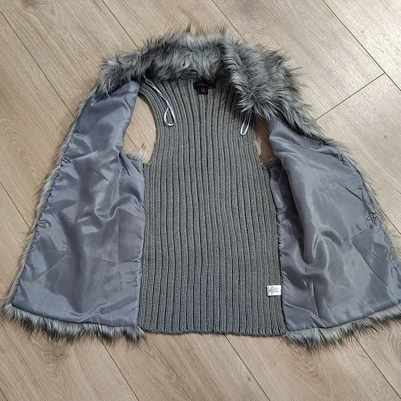 Ladies Fur Vest,  Size Small,  Ladies Jackets and Winter Wear - Picture 5 of 7